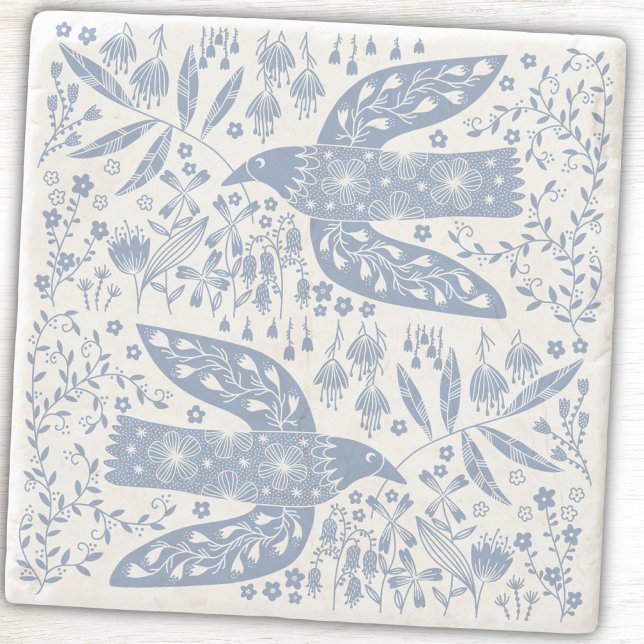 Fredsdubbar Fåglar och vilda blommor Blå Stenunderlägg (Peace Doves blue and white folk art stone coasters. Original art by Nic Squirrell. )