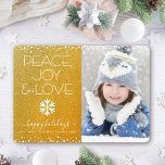 Fredsglädjen guld i Glitter, fotnoten i Kärlek, mo Julkort<br><div class="desc">"Fred, glädje och kärlek." En roligt, lekfull, vit snöflingbild och modern typografi på en glatt, faux guld glitter-bakgrund hjälper dig att sätta dig in i julhelgen, tillsammans med den anpassningsbar du väljer. Vita konfektyrer sätter ram på kortet. Känn helgdagarnas värme och glädje när du skickar det här fantastiska, grafiska, platta...</div>