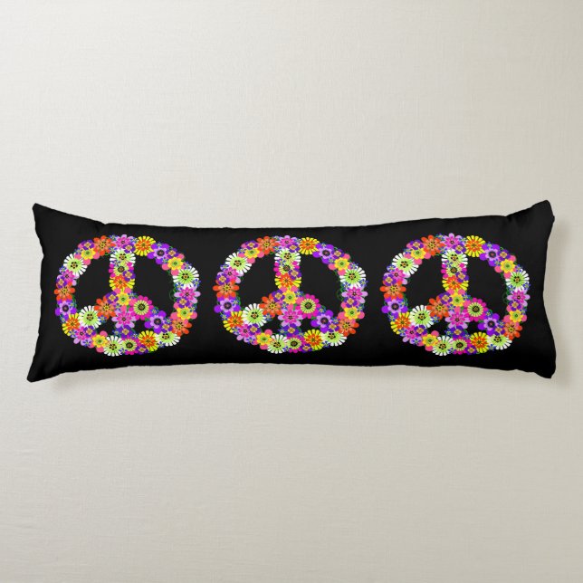 Fredsteckenets Blommigt i svart Kroppskudde (Framsidan)