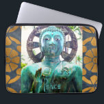 Fredturkos Buddha Statue Guld Mosaic Photo Laptop Fodral<br><div class="desc">"Fred." Jag upptäckte gladeligen den asiatiska Buddhastatyn i en lush Hawaii-trädgårdsmiljö, där fred och ensamhet uteslöts. Ta en stund för att slappna av när du användor den här speciella fotografieringen av neopren laptop sleeve. Laptop sleeve finns i tre storlekar: 15, 13 och 10. Gör en underbar upplyftande och inspirerande gåva!...</div>