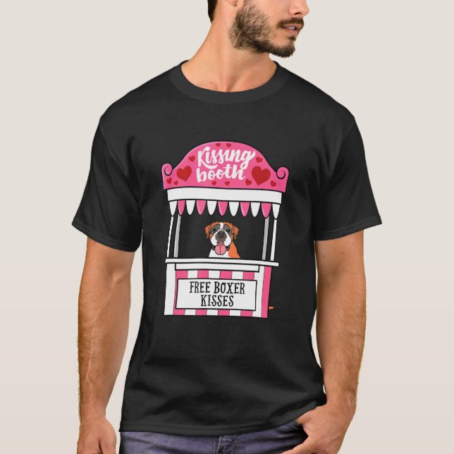 Free Boxer Hund Kisses Kissing Booth T Shirt (Framsida)