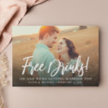 Free Drinks Photo Funny Spara datum meddelande Inbjudningar<br><div class="desc">Meddela ditt kommande bröllop med detta söta,  roliga,  gratis drinkar spara-date-meddelande. Anpassa texten på framsidan och baksidan med all information om bröllop.</div>
