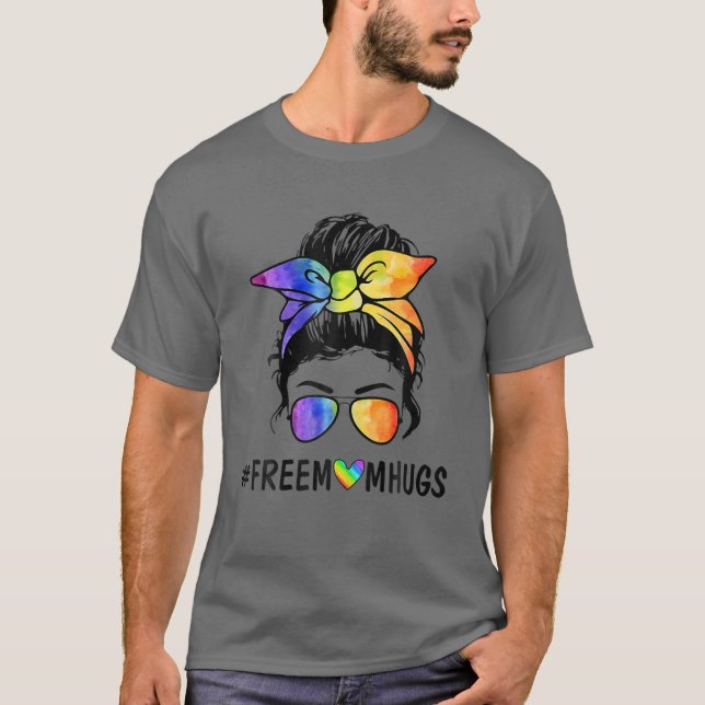 Free Mamma Hugs Messy Bun LGBT Pride Rainbow T Shirt (Framsida)