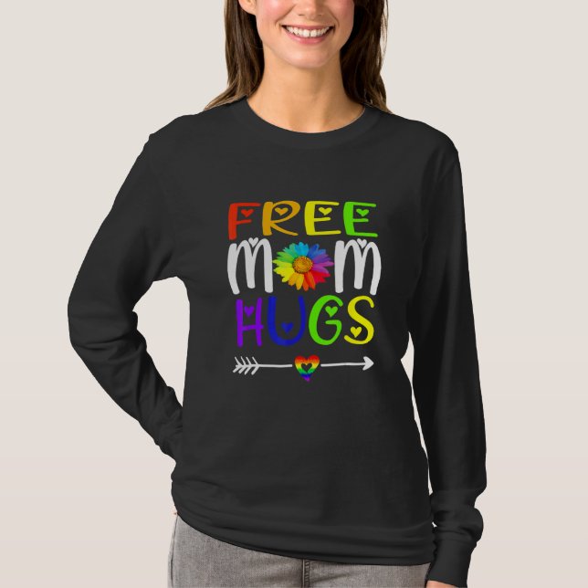 Free Mom Hugs Daisy Rainbow Heart Lgbt Pride Month T Shirt (Framsida)