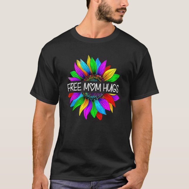 Free Mom Hugs Gay Pride LGBT Daisy Rainbow Flower  T Shirt (Framsida)
