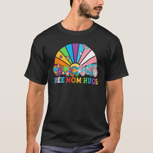 Free Mom Hugs Groovy Rainbow Heart LGBT Flag Pride T Shirt (Framsida)