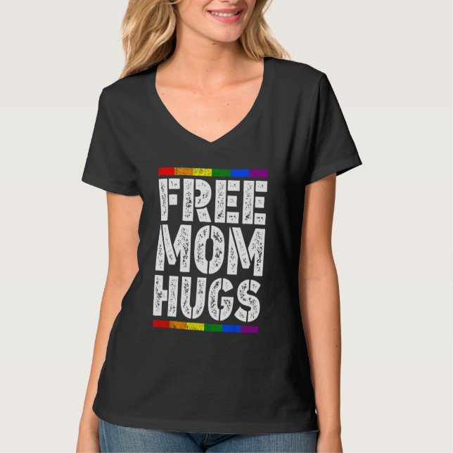 Free Mom Hugs LGBT Flag LGBTQ Rainbow Pride Mother T Shirt (Framsida)