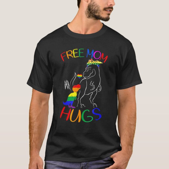 Free Mom Hugs LGBT Pride Mama Dinosaur Rex LGBT Pr T Shirt (Framsida)