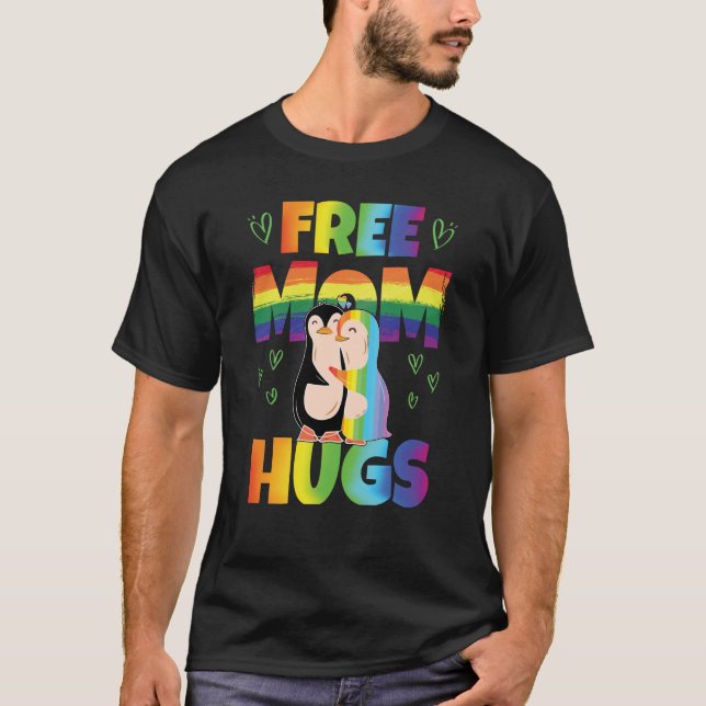 Free Mom Hugs Pride Month Pride Parade Rainbow T Shirt (Framsida)