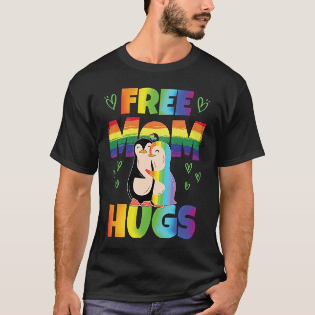 Free Mom Hugs Pride Month Pride Parade Rainbow T Shirt (Framsida)