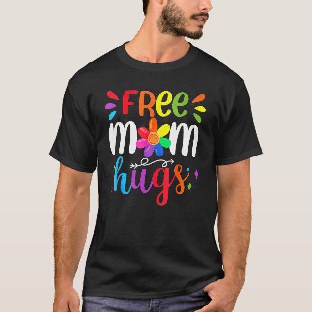 Free Mom Hugs Rainbow Heart LGBT Pride Month T Shirt (Framsida)
