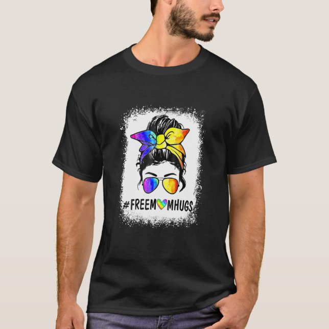 Free Mom Hugs Rainbow LGBT Pride Month Messy Bun M T Shirt (Framsida)