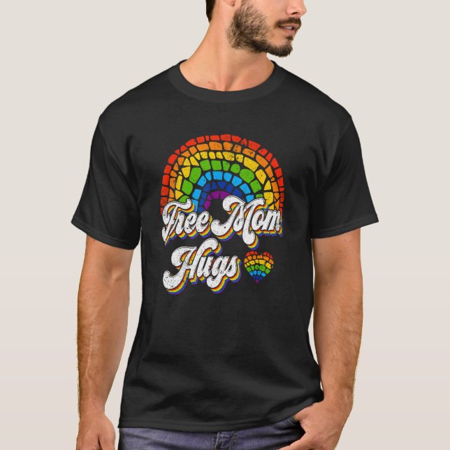 Free Mom Mother Hugs LGBT Flag Pride Month LGBTQ R T Shirt (Framsida)