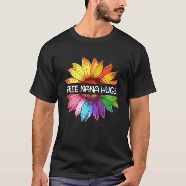Free Nana Hugs LGBTQ LGBT Pride Daisy Regnbågflöde T Shirt (Framsida)