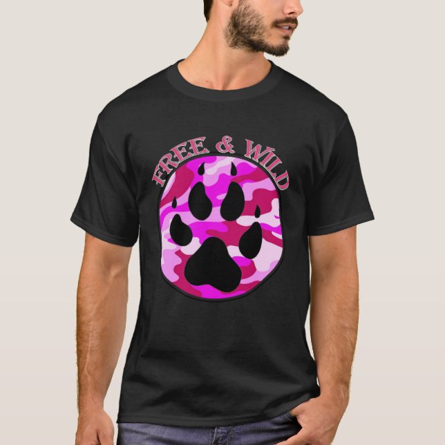 Free & Wild pink camo wolf paw by Mortal Designs T Shirt (Framsida)