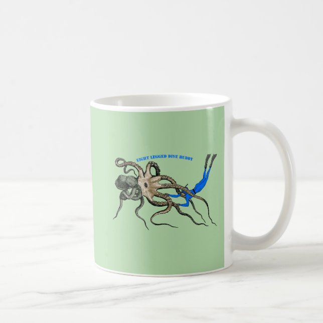 Freediving Diver Tittar över en Giant Octopus URM Kaffemugg (Höger)