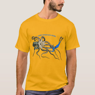 Freediving Diver Tittar över en Giant Octopus URM T Shirt
