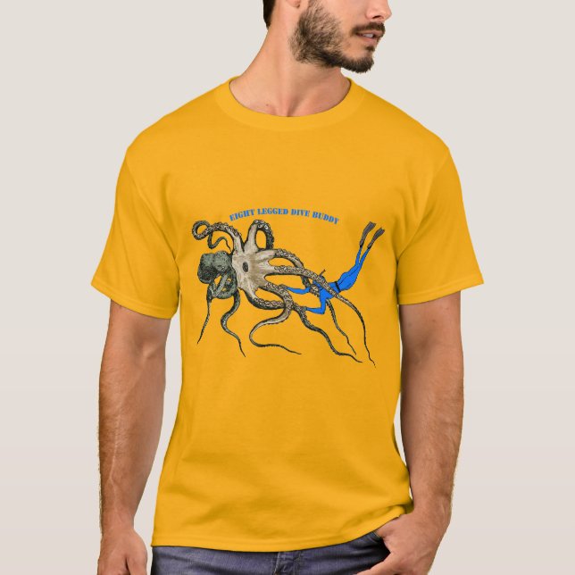 Freediving Diver Tittar över en Giant Octopus URM T Shirt (Framsida)