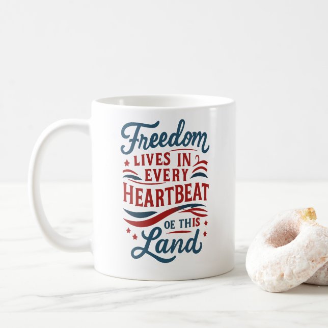 Freedom Lives in Every Heartbeat–4th of july quote Kaffemugg (Med munk)
