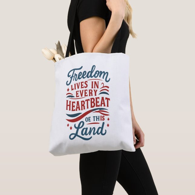 Freedom Lives in Every Heartbeat–4th of july quote Tygkasse (Närbild)