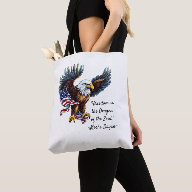 "Freedom Quote with American Eagle and Flagga" Tygkasse (Närbild)