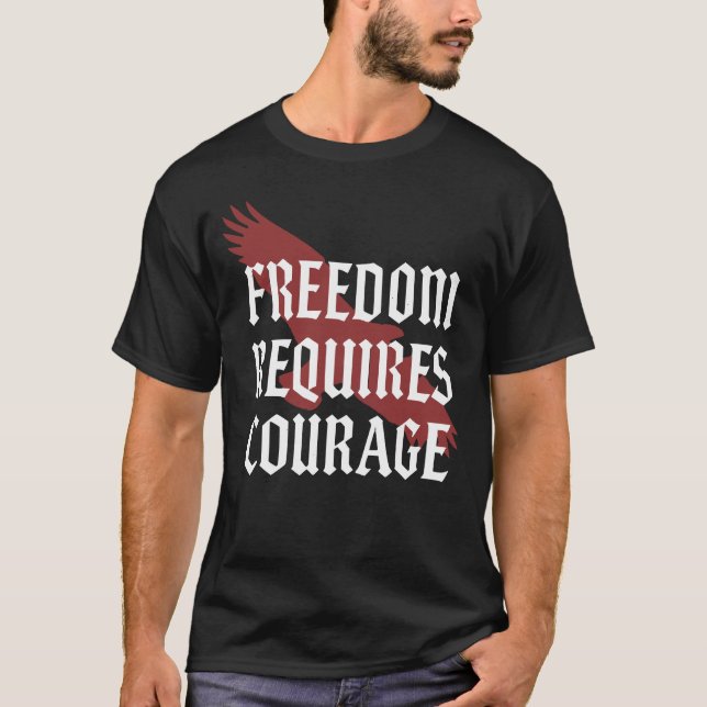  Freedom Requires Courage - Eagle Wing Gothic Typo T Shirt (Framsida)