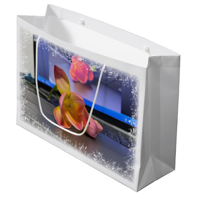 Freesia-blomman på tangentbord (Framsidan Vinklad)