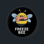 Freeze Bee Funny Insekt Kryp Pun Mörk BG Knapp<br><div class="desc">Frys Bee Funny Insekt Kryp Pun har ett sött frysbin. Perfektens gåva till familj och vänner som kärlek söta kryp-bin slår.</div>