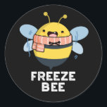 Freeze Bee Funny Insekt Kryp Pun Mörk BG Runt Klistermärke<br><div class="desc">Frys Bee Funny Insekt Kryp Pun har ett sött frysbin. Perfektens gåva till familj och vänner som kärlek söta kryp-bin slår.</div>