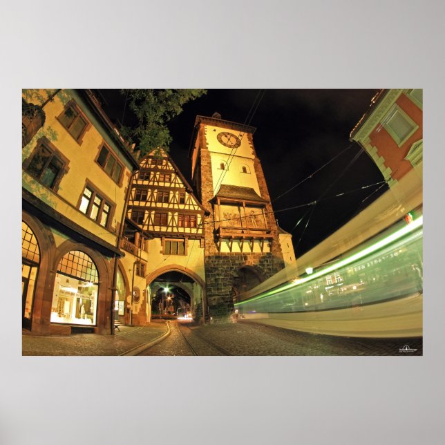Freiburger Schwabentor bei Nacht Poster (Framsidan)