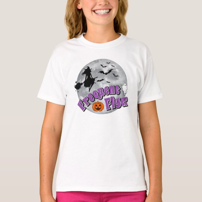 Frekvent Flyer Halloween Witch Riding Broomstick T Shirt (Framsida)