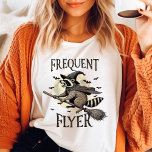 Frekvent Flyer Vintage Raccoon Halloween T Shirt<br><div class="desc">Ta med dig till himlar i Halloween med Frequent Flyer Vintage Raccoon Halloween T-Shirt. Den här skjortan fångar Halloween-själen med en fin kapplöpning. Det är perfekt för Halloween fest, avslappnader eller vardaglig bära. Välj mellan olika färg för att matcha stil och visa Halloween-pridet. Ta med dig din dag och njut...</div>