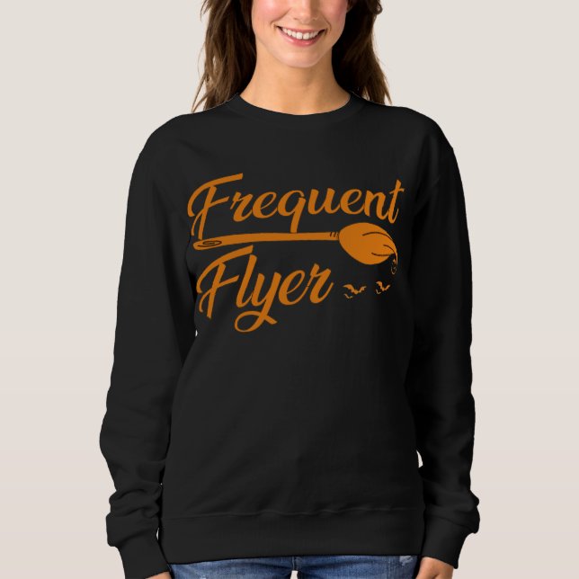 Frekvent Flyer Witch Halloween T-Shirt (Framsida)