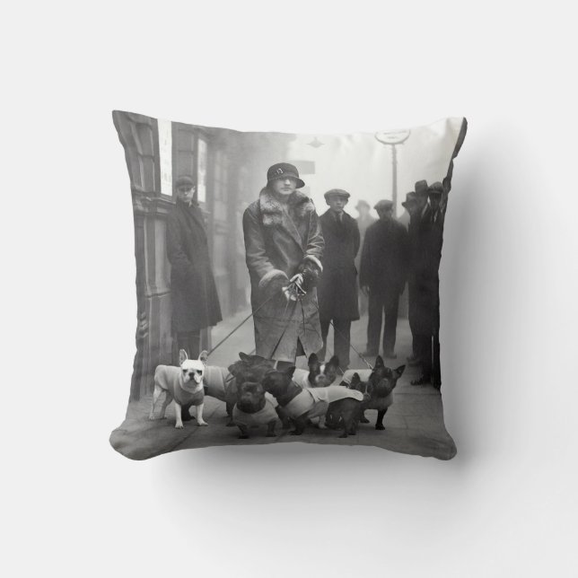 French Bulldogs Dog Walker Throw Pillow Kudde (Framsida)