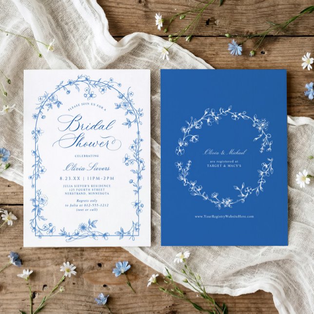 French Wildflower Toile Blue Bridal Shower Inbjudningar (Blue and white wildflower bridal shower invitation with French vintage toile arch frame)