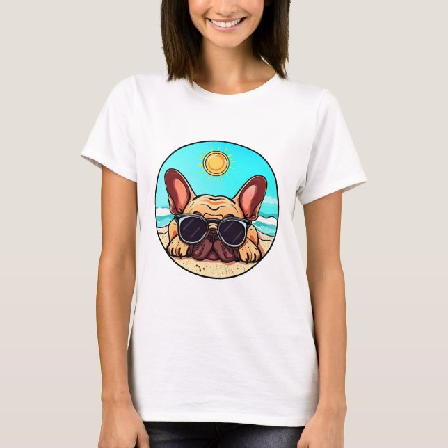 Frenchie Enjoying Beach T Shirt (Framsida)