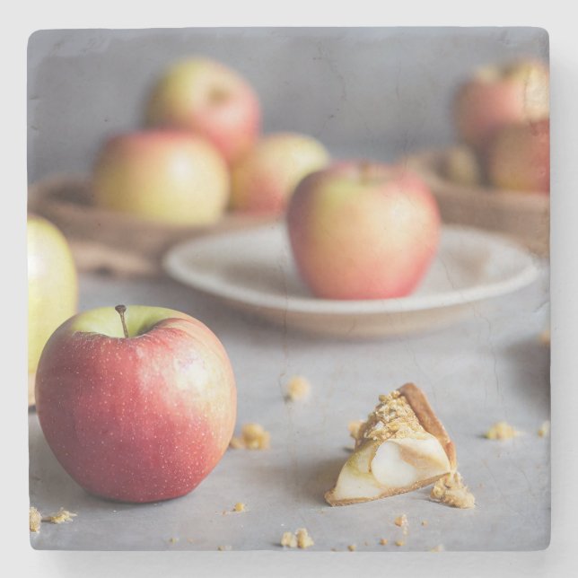 Fresh red apples on the table, apple pie crumbs stenunderlägg (Framsidan)