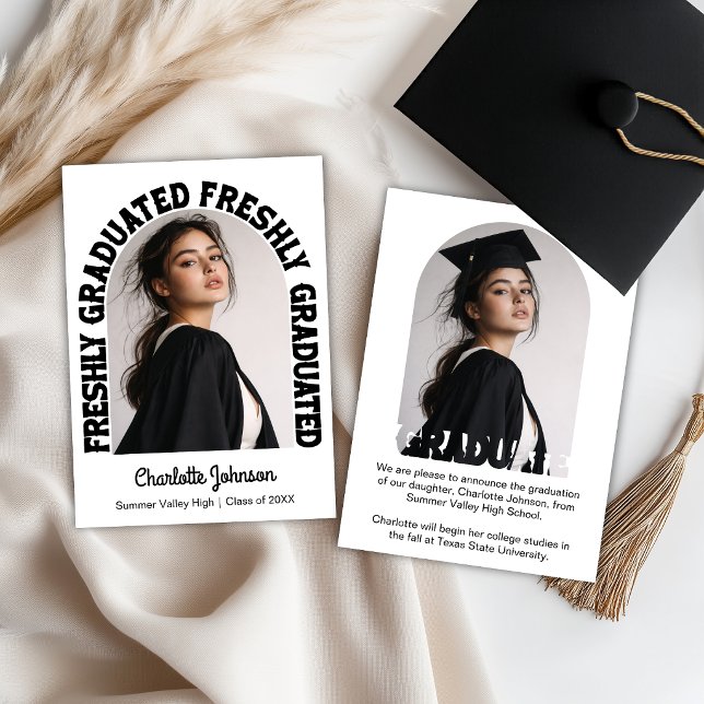 Freshly Graduated Retro Graduation Announcement Meddelande (Skapare uppladdad)