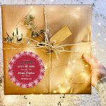 Fri gift-frälsning Bible Verse Jesus jul Runt Klistermärke<br><div class="desc">Romans 6:23 vers från Kung James Bible i typsnitt på mörkens röda bakgrund: "För syndens löner är död,  men Guds gåva är evigt liv genom Jesus Kristus vår Herre." Skrämmande vit snöflinga gräns.</div>