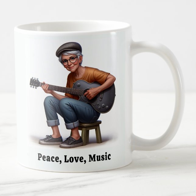 Fri, sporrad äldre medborgare som njuter av livet kaffemugg (Skapare uppladdad)