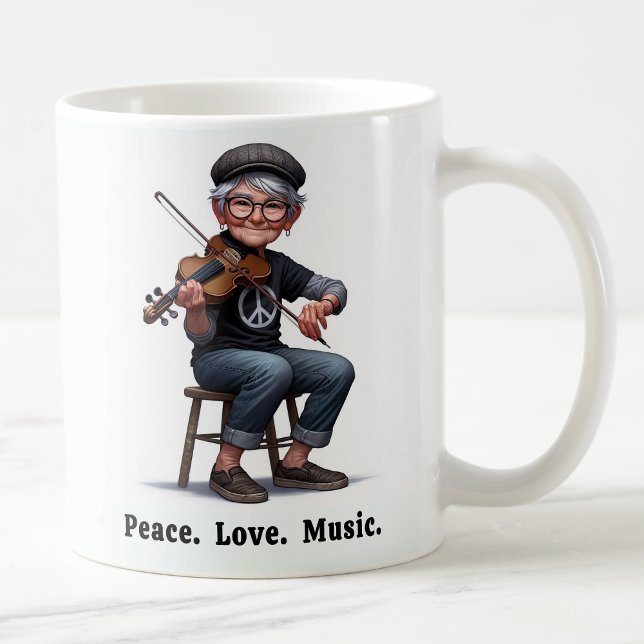 Fri, sporrad äldre medborgare som njuter av livet kaffemugg (Skapare uppladdad)