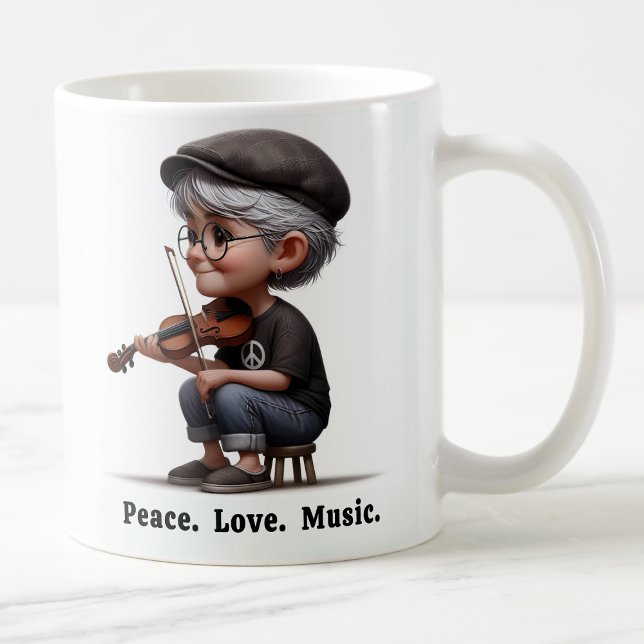 Fri, sporrad äldre medborgare som njuter av livet kaffemugg (Skapare uppladdad)