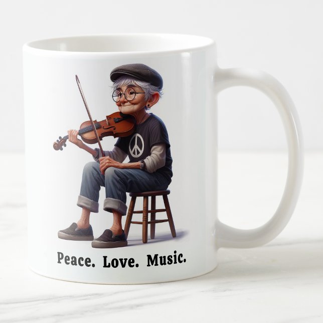 Fri, sporrad äldre medborgare som njuter av livet kaffemugg (Skapare uppladdad)