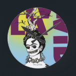 Frida Kahlo Pop Art Porträtt Rund Klocka<br><div class="desc">Frida Kahlo de Rivera var en mexikansk målare som var ihågkommen för hennes intensiva och livfulla arbete. Hennes arbete har firats i Mexiko som en symbol för nationell och inhemsk tradition,  och av feminister för dess kompromisslösa skildring av kvinnlig erfarenhet och</div>