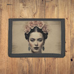 Frida Kahlo - Surreal Retro Artistic<br><div class="desc">Öka stil med Frida Kahlo Trifold Wallet - en blandning av vintage och modern konst. Den har surrealistisk dubbla-exponerad konst på krackad papper och är ett enkelt tillbehör för djärva,  konstnärliga själar. Håll dig organiserad när du bär med dig en påstående-biet som firar individualiteten.</div>