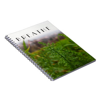 Fridfull vårgrön äng botanisk anteckningsbok