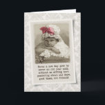 Friend Birthday - Vintage Girl in Bonnet Kort<br><div class="desc">Söt vintage inspirerade till födelsedagskort med ett foto av en liten flicka i en bonnet med ett rosa band och en subtil fuktig bakgrund. Kortets framsida lyder: "Aldrig en ny dag, aldrig ett gammalt år slutar, utan att jag sitta här funderar över gamla dagar, bror, gamla vänner!" Byt insida för...</div>