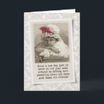 Friend Birthday - Vintage Girl in Bonnet Kort<br><div class="desc">Söt vintage inspirerade till födelsedagskort med ett foto av en liten flicka i en bonnet med ett rosa band och en subtil fuktig bakgrund. Kortets framsida lyder: "Aldrig en ny dag, aldrig ett gammalt år slutar, utan att jag sitta här funderar över gamla dagar, bror, gamla vänner!" Byt insida för...</div>