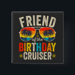 Friend of the Birthday Cruiser Vacation Square Knapp<br><div class="desc">Vännen på den grymma,  roliga besättningens fålliga grafiklammerska symbolsamling med kvadratiska knappar.</div>