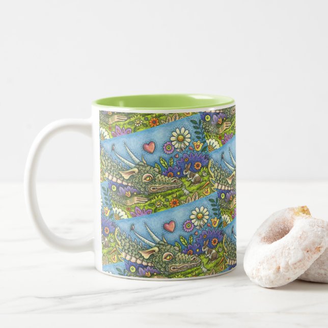 FRIENDLY PÅSK DRAGON ON BUNNY TRAIL Cute Fantasy Två-Tonad Mugg (Med munk)